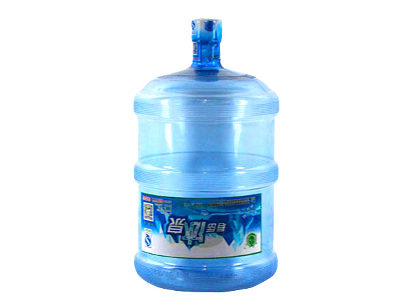 不正確地存放瓶裝水會(huì)汙染它